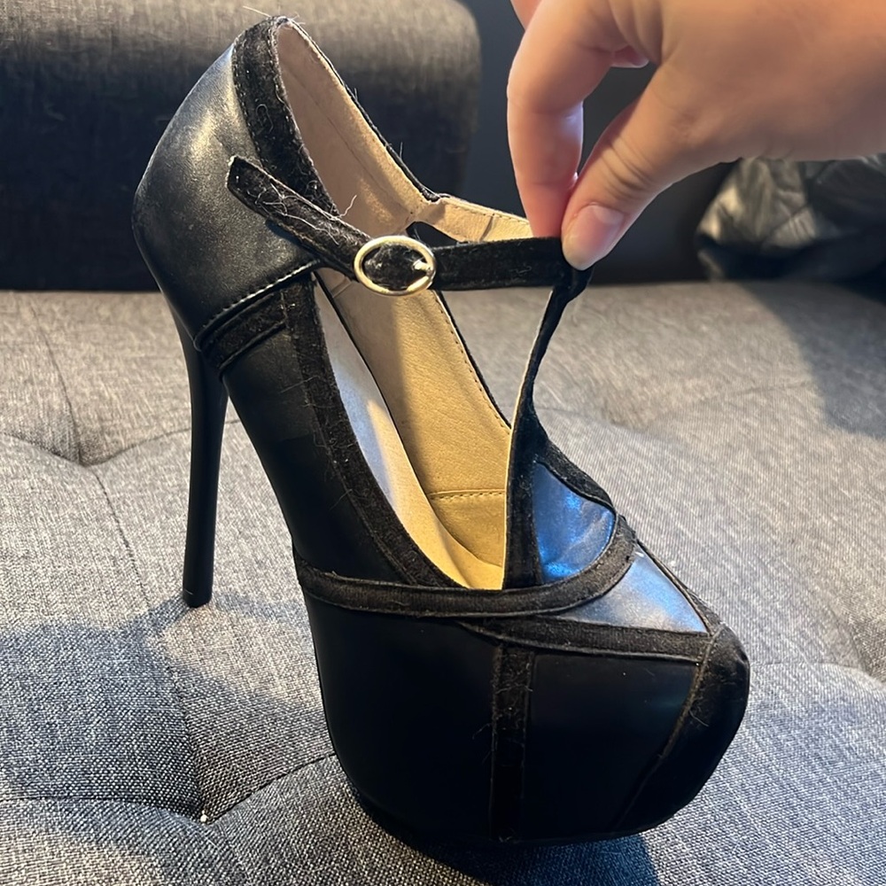 Black and velvet! Gold bottoms. Size 38 (7/8)